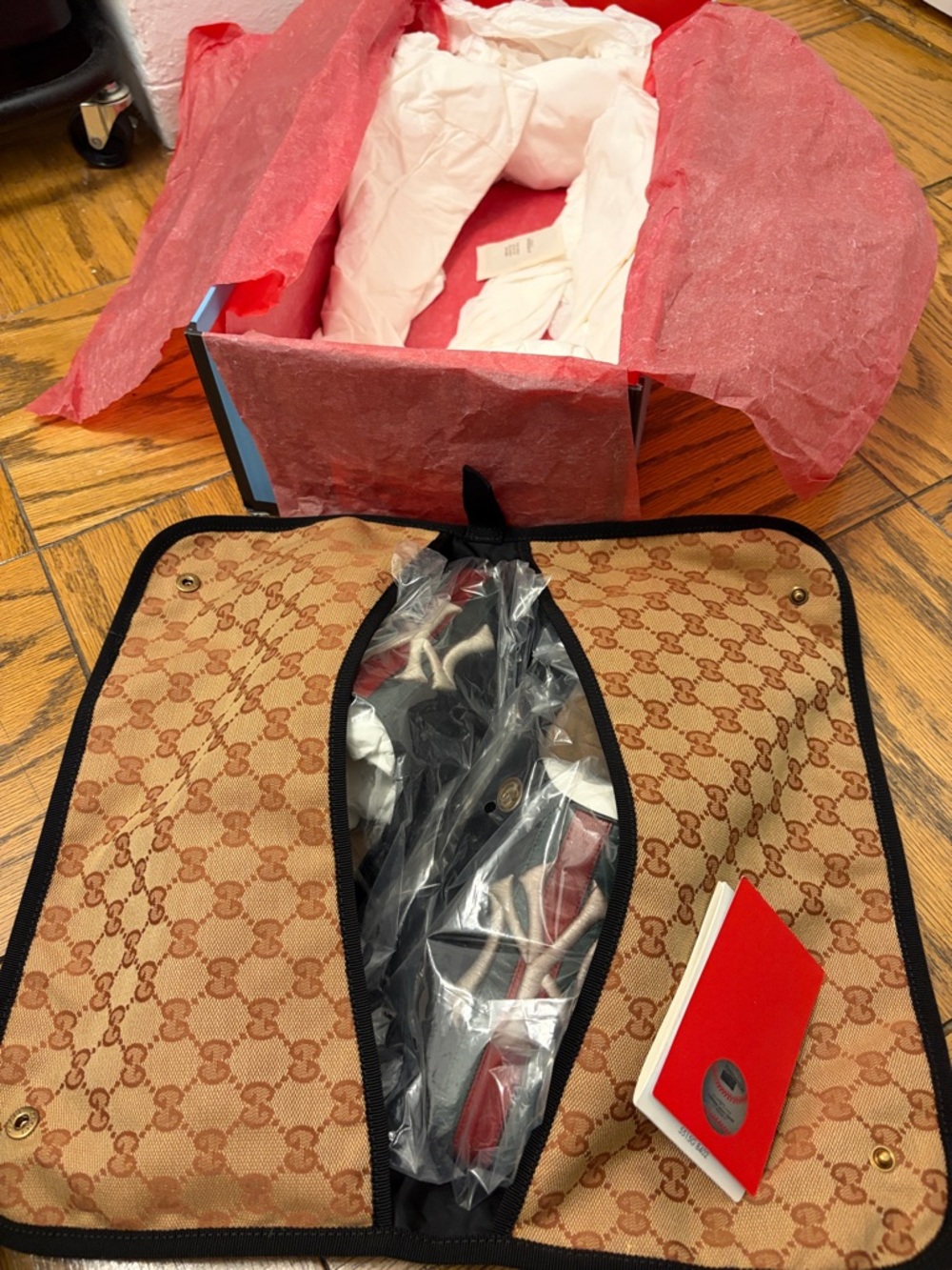 Gucci Yankees Black Leather Slip-On Mules - Picture 10 of 11